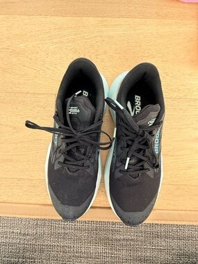 Brooks Women’s Black cascadia GTX Running Shoes with Light Blue Sole